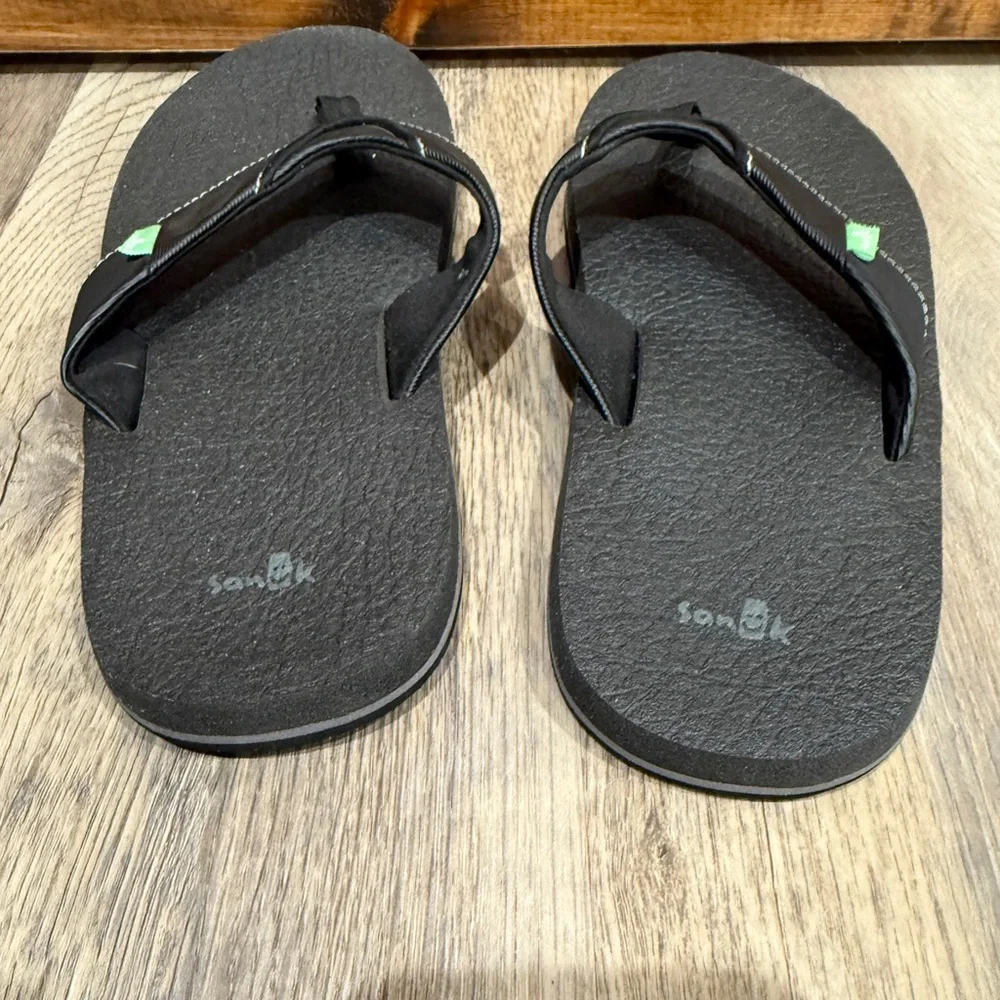 Sanuk black flip flops. Men's size‎ 6-7